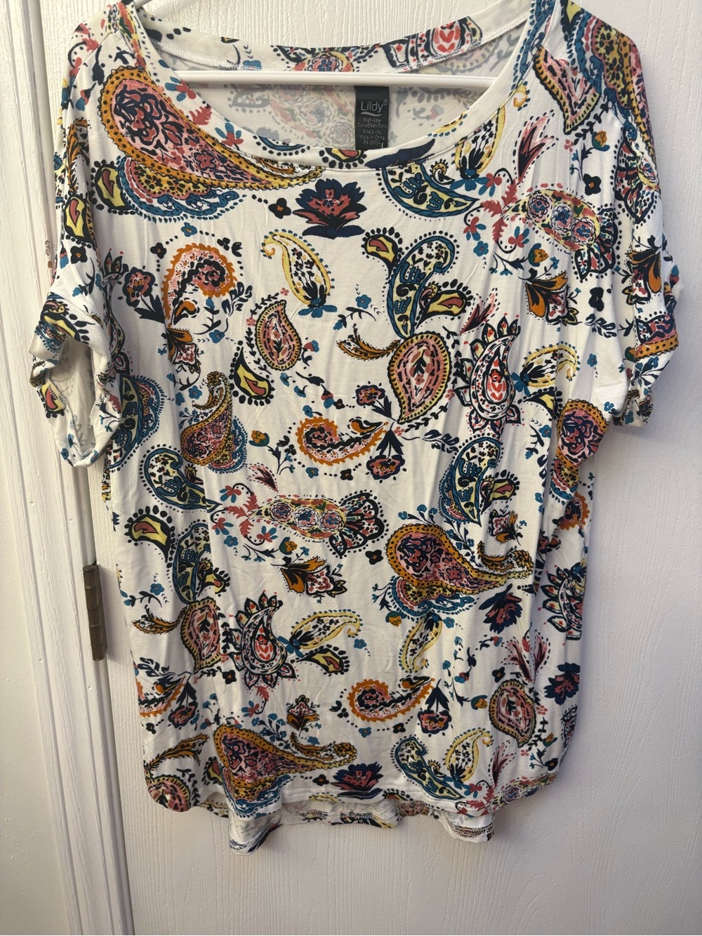 🛑 2/$20 Lily White Short Sleeve Paisley Tee with Multicolor Accents